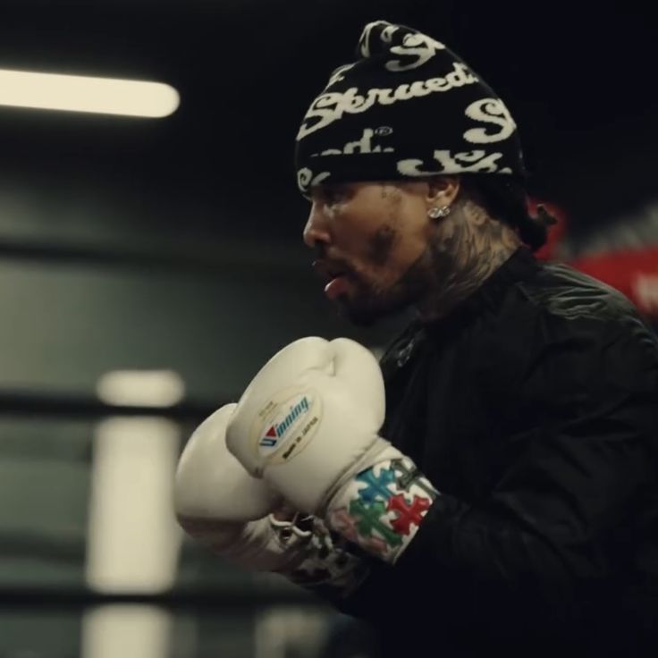 Profile avatar of stoposzustom — a figure wearing a beanie and boxing gloves